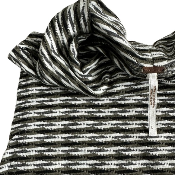 FREE PEOPLE Large Mock Neck Crop Top - Picture 3 of 4